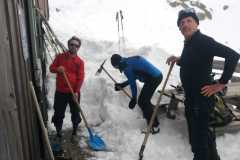 Opération coup de main, déblayage de la terrasse du refuge de Nice